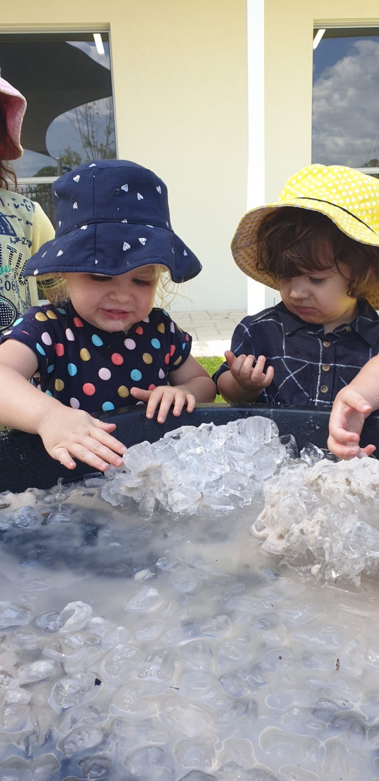 Sonas Dayton – Sand And Ice Sensory Play