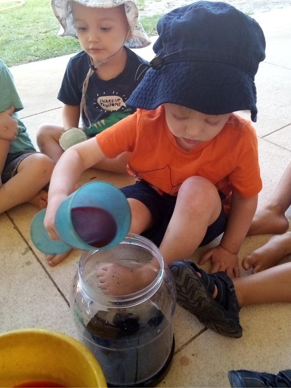 Sonas Bayswater – Science Experiment – Mixing Colours!