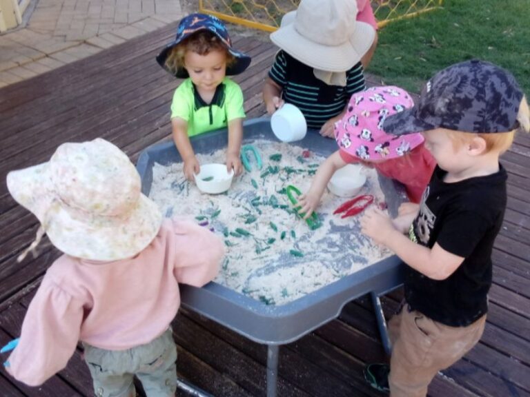 Sonas Coolbellup – Exploring With The Sensory Tray