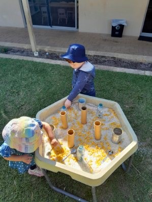 Sonas Karrinyup – Exploring a Sensory Tray! 